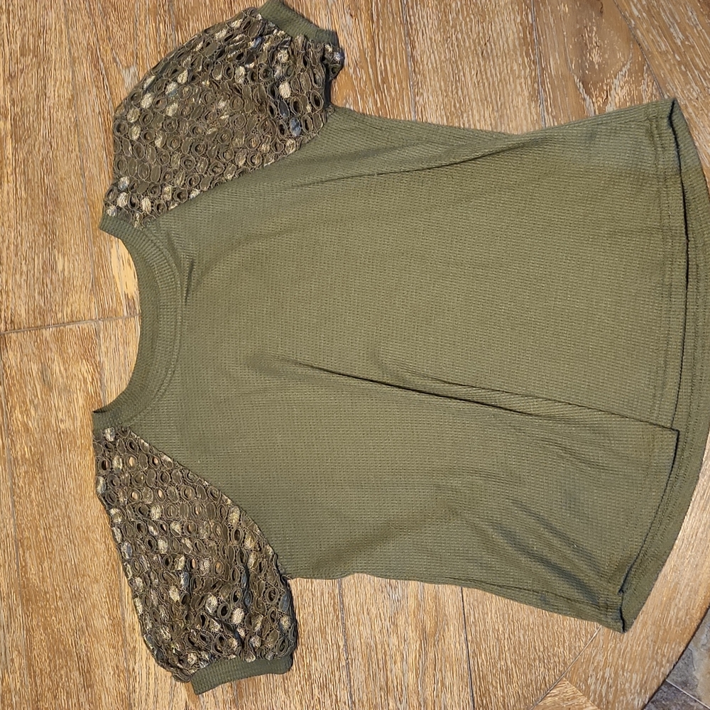 Green top with lace sleeves